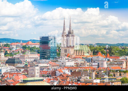 Panoramablick auf die Dächer in Zagreb Zentrum und die katholische Kathedrale, Stadt Landschaft, Kroatien Stockfoto