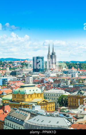 Panoramablick auf die Dächer in Zagreb Zentrum und die katholische Kathedrale, Stadt Landschaft, Kroatien Stockfoto