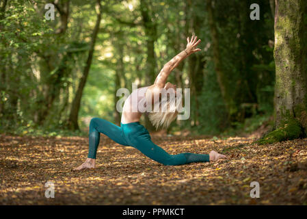 Frau Yoga in der Natur, Wald. Stockfoto