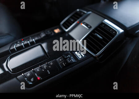 In einem modernen Automobil. Das Armaturenbrett in einem Luxus Sportwagen Stockfoto