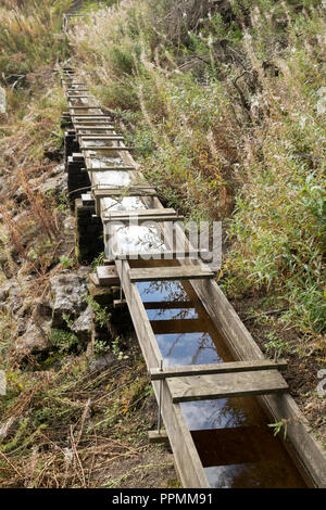 Holz- Flume, die Wasser zu einem Wasser Rad Killhope Mine Museum, Cowshill, County Durham, England, Großbritannien Stockfoto