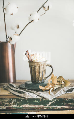 Heiße Schokolade oder Kaffee mit Schlagsahne und Zimt Stockfoto