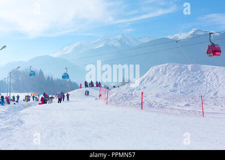Bansko, Bulgarien - Januar 13, 2017: Winter Skigebiet Bansko, Sehenswürdigkeiten, Menschen wandern und Ski und Berge Stockfoto