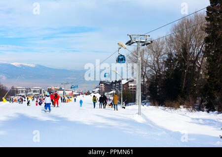 Bansko, Bulgarien - Januar 13, 2017: Winter Skigebiet Bansko, Sehenswürdigkeiten, Menschen wandern und Ski und Berge Stockfoto