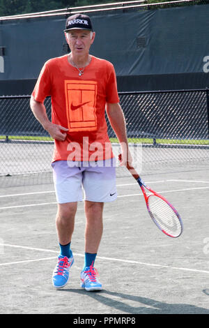 4. Jährliche JMTP Pro-Am Veranstaltung, in den Hamptons in Amagansett, New York. Mit: John McEnroe Wo: Amagansett, New York, United States Wenn: 25. Aug. 2018 Credit: IZZY/WENN.com Stockfoto