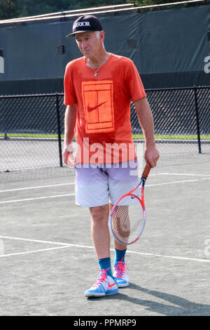 4. Jährliche JMTP Pro-Am Veranstaltung, in den Hamptons in Amagansett, New York. Mit: John McEnroe Wo: Amagansett, New York, United States Wenn: 25. Aug. 2018 Credit: IZZY/WENN.com Stockfoto