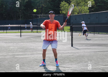 4. Jährliche JMTP Pro-Am Veranstaltung, in den Hamptons in Amagansett, New York. Mit: John McEnroe Wo: Amagansett, New York, United States Wenn: 25. Aug. 2018 Credit: IZZY/WENN.com Stockfoto