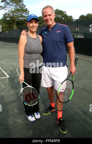 4. Jährliche JMTP Pro-Am Veranstaltung, in den Hamptons in Amagansett, New York. Mit: Patrick McEnroe, Chris Evert Wo: Amagansett, New York, United States Wenn: 25. Aug. 2018 Credit: IZZY/WENN.com Stockfoto