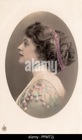 Schöne Profil einer Frau aus den 1920er Jahren. Elegante Kleidung und Frisur. Stockfoto