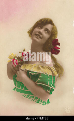 Antike, alte Junge Frau suchen mit Blumen in den Händen. Stockfoto