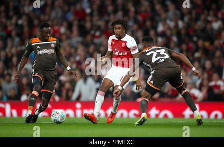 Die Brentford Mose Odubajo (links), von Arsenal Alex Iwobi (Mitte) und der brentford Julian Jeanvier Kampf um den Ball während der carabao Pokal, dritte Runde im Emirates Stadium, London. Stockfoto