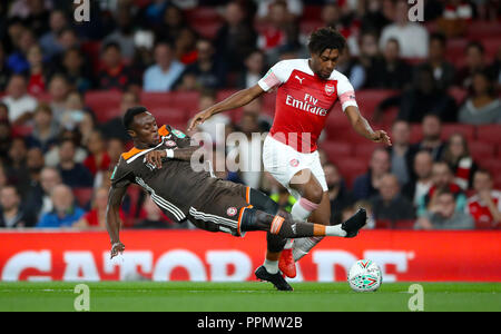 Die Brentford Mose Odubajo (links) und des Arsenal Alex Iwobi Kampf um den Ball während der carabao Pokal, dritte Runde im Emirates Stadium, London. Stockfoto