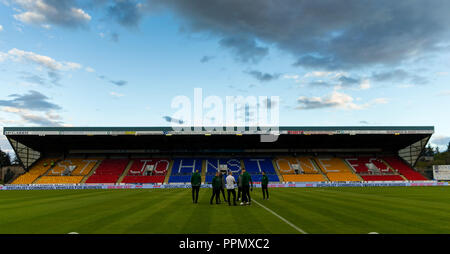 McDiarmid Park, Perth, Großbritannien. 26 Sep, 2018. Scottish League Cup Fußball, Viertelfinale, St Johnstone gegen Celtic, Celtic Spieler überprüfen Sie die Tonhöhe vor dem Spiel Quelle: Aktion plus Sport/Alamy leben Nachrichten Stockfoto