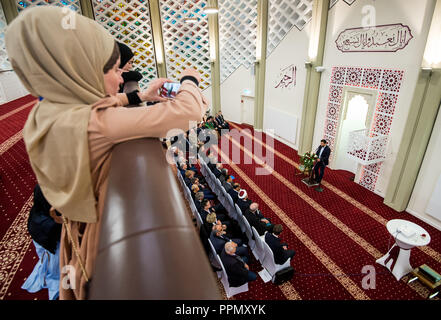 26 September 2018, Hamburg: eine Frau nimmt ein Bild auf der Eröffnungsfeier der Al Nour Moschee. Die ehemalige Kirche im Stadtteil Horn feierlich am Abend nach in eine Moschee umgewandelt wird geöffnet. Foto: Daniel Bockwoldt/dpa Stockfoto