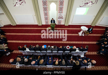 26 September 2018, Hamburg: Die Gäste sitzen bei der Eröffnungsfeier in der Al Nour Moschee. Die ehemalige Kirche im Stadtteil Horn feierlich am Abend nach in eine Moschee umgewandelt wird geöffnet. Foto: Daniel Bockwoldt/dpa Stockfoto