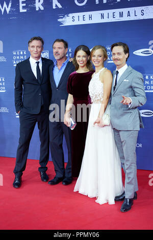 26. September 2018, Berlin: Die Akteure (L-R) Oliver Masucci, Sebastian Koch, Paula Bier, Saskia Rosendahl und Tom Schilling vor dem Filmplakat im Zoo Palast. Die Deutsche Erstaufführung des Films 'Werk ohne Autor" von Regisseur und Drehbuchautor Florian Henckel von Donnersmarck mit dem Hauptdarsteller Tom Schilling, Sebastian Koch und Paula Bier. Foto: Annette Riedl/dpa Stockfoto