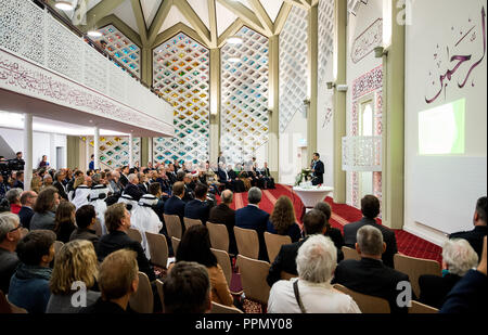 26 September 2018, Hamburg: Die Gäste sitzen bei der Eröffnungsfeier in der Al Nour Moschee. Die ehemalige Kirche im Stadtteil Horn feierlich am Abend nach in eine Moschee umgewandelt wird geöffnet. Foto: Daniel Bockwoldt/dpa Stockfoto
