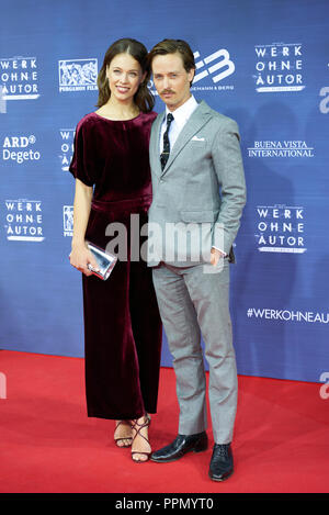 26. September 2018, Berlin: Die führenden Akteure Paula Bier (l) und Tom Schilling (r) an die Deutsche Premiere des Films 'Werk ohne Autor" von Regisseur und Drehbuchautor Florian Henckel von Donnersmarck. Foto: Annette Riedl/dpa Stockfoto