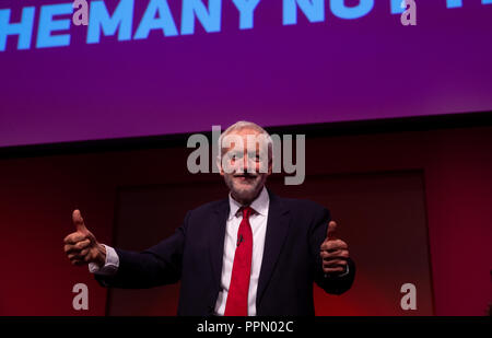 Liverpool, Großbritannien. 26. Sep 2018. Der Führer, Jeremy Corbyn, gibt den Daumen hoch, nachdem er seine Grundsatzrede den Delegierten auf der Konferenz der Labour Party in Liverpool geliefert hat. Credit: Mark Thomas/Alamy leben Nachrichten Stockfoto