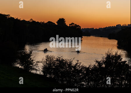 Skibbereen, West Cork, Irland. 26. September 2018. Junge Ruderer von Skibbereen Ruderclub ein Training auf dem Fluss Kaiser am Ende des Tages Sonnenschein in West Cork. Credit: Andy Gibson/Alamy Leben Nachrichten. Stockfoto