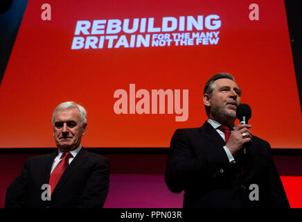 Liverpool, Großbritannien. 26. Sep 2018. Shadow Staatssekretär für internationalen Handel, Barry Gardiner, beginnt "Die Rote Fahne" von Pfeifen zu den Delegierten auf der Konferenz der Labour Party in Liverpool. Credit: Mark Thomas/Alamy leben Nachrichten Stockfoto