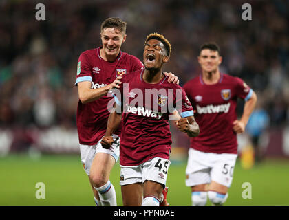 Das Stadion in London, London, Großbritannien. 26 Sep, 2018. Carabao Cup Fußball, dritte Runde, West Ham United gegen Macclesfield Town; Grady Diangana von West Ham United feiert zählen seine Seiten 7 Tor in der 67. Minute zu machen, 7-0 mit Conor Coventry und Joe Powell von West Ham United Credit: Aktion plus Sport/Alamy leben Nachrichten Stockfoto