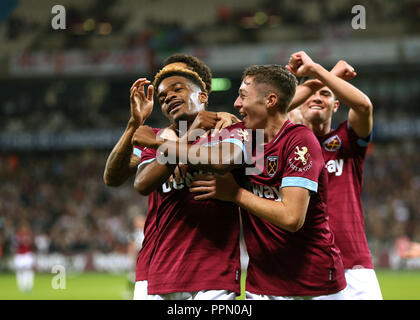 Das Stadion in London, London, Großbritannien. 26 Sep, 2018. Carabao Cup Fußball, dritte Runde, West Ham United gegen Macclesfield Town; Grady Diangana von West Ham United feiert zählen seine Seiten 7 Tor in der 67. Minute zu machen, 7-0 mit Conor Coventry, Ryan Fredericks und Joe Powell von West Ham United Credit: Aktion plus Sport/Alamy leben Nachrichten Stockfoto