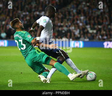 Milton Keynes, UK. 26. September 2018. Die watford Marc Navarro packt Tottenham Hotspur von Moussa Sissoko während Carabao Cup 3. Runde Übereinstimmung zwischen den Tottenham Hotspur und Watford bei Stadion MK, Milton Keynes, England am 26. September 2018. FA Premier League und der Football League Bilder unterliegen dem DataCo Lizenz. Redaktionelle Verwendung nur. Kein Print Sales. Keine persönlichen Gebrauch. Keine unbezahlten Einsatz Credit: Kieran Galvin/Alamy Live News Credit: Kieran Galvin/Alamy leben Nachrichten Stockfoto