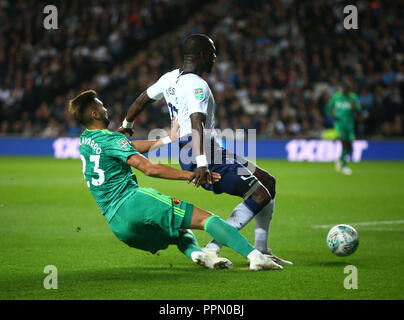 Milton Keynes, UK. 26. September 2018. Die watford Marc Navarro packt Tottenham Hotspur von Moussa Sissoko während Carabao Cup 3. Runde Übereinstimmung zwischen den Tottenham Hotspur und Watford bei Stadion MK, Milton Keynes, England am 26. September 2018. FA Premier League und der Football League Bilder unterliegen dem DataCo Lizenz. Redaktionelle Verwendung nur. Kein Print Sales. Keine persönlichen Gebrauch. Keine unbezahlten Einsatz Credit: Kieran Galvin/Alamy Live News Credit: Kieran Galvin/Alamy leben Nachrichten Stockfoto