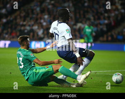 Milton Keynes, UK. 26. September 2018. Die watford Marc Navarro packt Tottenham Hotspur von Moussa Sissoko während Carabao Cup 3. Runde Übereinstimmung zwischen den Tottenham Hotspur und Watford bei Stadion MK, Milton Keynes, England am 26. September 2018. FA Premier League und der Football League Bilder unterliegen dem DataCo Lizenz. Redaktionelle Verwendung nur. Kein Print Sales. Keine persönlichen Gebrauch. Keine unbezahlten Einsatz Credit: Kieran Galvin/Alamy Live News Credit: Kieran Galvin/Alamy leben Nachrichten Stockfoto