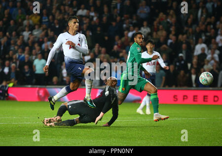 Milton Keynes, UK. 26. September 2018. Tottenham Hotspur ist Erik Lamela Kerben während Carabao Cup 3. Runde Übereinstimmung zwischen den Tottenham Hotspur und Watford bei Stadion MK, Milton Keynes, England am 26. September 2018. FA Premier League und der Football League Bilder unterliegen dem DataCo Lizenz. Redaktionelle Verwendung nur. Kein Print Sales. Keine persönlichen Gebrauch. Keine unbezahlten Einsatz Credit: Kieran Galvin/Alamy leben Nachrichten Stockfoto