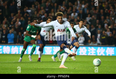 Milton Keynes, UK. 26. September 2018. Tottenham Hotspur der Dele Alli Kerben von der Strafe sport während Carabao Cup 3. Runde Übereinstimmung zwischen den Tottenham Hotspur und Watford bei Stadion MK, Milton Keynes, England am 26. September 2018. FA Premier League und der Football League Bilder unterliegen dem DataCo Lizenz. Redaktionelle Verwendung nur. Kein Print Sales. Keine persönlichen Gebrauch. Keine unbezahlten Einsatz Credit: Kieran Galvin/Alamy leben Nachrichten Stockfoto