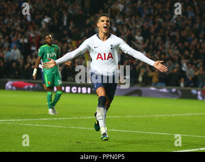 Milton Keynes, UK. 26. September 2018. Tottenham Hotspur ist Erik Lamela feiert sein Ziel während Carabao Cup 3. Runde Übereinstimmung zwischen den Tottenham Hotspur und Watford bei Stadion MK, Milton Keynes, England am 26. September 2018. FA Premier League und der Football League Bilder unterliegen dem DataCo Lizenz. Redaktionelle Verwendung nur. Kein Print Sales. Keine persönlichen Gebrauch. Keine unbezahlten Einsatz Credit: Kieran Galvin/Alamy leben Nachrichten Stockfoto