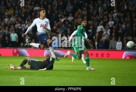 Milton Keynes, UK. 26. September 2018. Tottenham Hotspur ist Erik Lamela Kerben während Carabao Cup 3. Runde Übereinstimmung zwischen den Tottenham Hotspur und Watford bei Stadion MK, Milton Keynes, England am 26. September 2018. FA Premier League und der Football League Bilder unterliegen dem DataCo Lizenz. Redaktionelle Verwendung nur. Kein Print Sales. Keine persönlichen Gebrauch. Keine unbezahlten Einsatz Credit: Kieran Galvin/Alamy leben Nachrichten Stockfoto