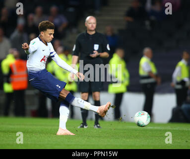 Milton Keynes, UK. 26. September 2018. Tottenham Hotspur der Dele Alli Kerben das Siegtor während Carabao Cup 3. Runde Übereinstimmung zwischen den Tottenham Hotspur und Watford bei Stadion MK, Milton Keynes, England am 26. September 2018. FA Premier League und der Football League Bilder unterliegen dem DataCo Lizenz. Redaktionelle Verwendung nur. Kein Print Sales. Keine persönlichen Gebrauch. Keine unbezahlten Einsatz Credit: Kieran Galvin/Alamy leben Nachrichten Stockfoto