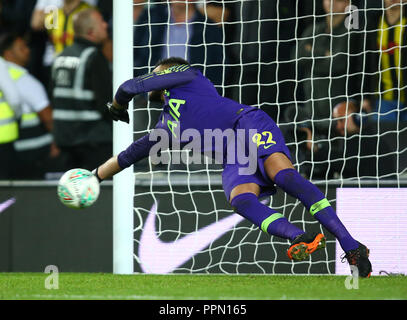 Milton Keynes, UK. 26. September 2018. Tottenham Hotspur Paulo Gazzaniga Speichern von Watford Domingos Quina während Carabao Cup 3. Runde Übereinstimmung zwischen den Tottenham Hotspur und Watford bei Stadion MK, Milton Keynes, England am 26. September 2018. FA Premier League und der Football League Bilder unterliegen dem DataCo Lizenz. Redaktionelle Verwendung nur. Kein Print Sales. Keine persönlichen Gebrauch. Keine unbezahlten Einsatz Credit: Kieran Galvin/Alamy leben Nachrichten Stockfoto