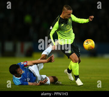 McDiarmid Park, Perth, Großbritannien. 26 Sep, 2018. Scottish League Cup Fußball, Viertelfinale, St Johnstone gegen Celtic; Leigh Griffiths von Celtic beats Joe Shaughnessy auf die Kugel Credit: Aktion plus Sport/Alamy leben Nachrichten Stockfoto