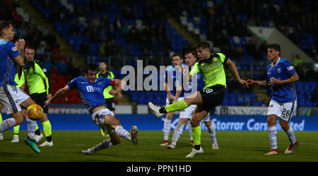 McDiarmid Park, Perth, Großbritannien. 26 Sep, 2018. Scottish League Cup Fußball, Viertelfinale, St Johnstone gegen Celtic; James Forrest von Celtic feuert eine Anstrengung in Richtung Ziel Credit: Aktion plus Sport/Alamy leben Nachrichten Stockfoto