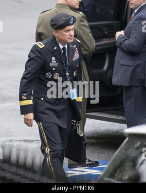 Washington, District of Columbia, USA. 24 Sep, 2018. United States Army General Paul M. Nakasone, Commander, U.S. Cyber Command und Direktor des National Security Agency/Leiter Zentrale Security Service, fährt ein Treffen im Weißen Haus in Washington, DC, der Stellvertretende US Attorney General Rod Rosenstein am Montag, September 24, 2018 Credit: Ron Sachs/CNP/ZUMA Draht/Alamy Live-Nachrichten enthalten Stockfoto