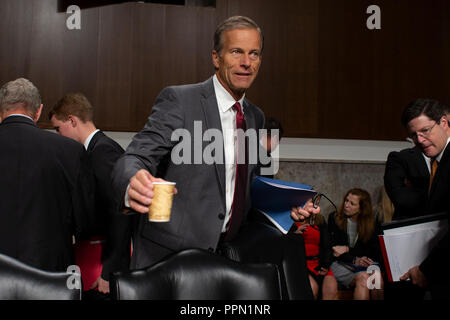 Washington, Vereinigte Staaten von Amerika. 26 Sep, 2018. Senator John Thune, Republikaner von South Dakota, kommt vor der Anhörung durch den Senat Finanzausschuss Anhörung zum Schutz der Daten auf dem Capitol Hill am 26. September 2018 statt. Credit: Alex Edelman/CNP | Verwendung der weltweiten Kredit: dpa/Alamy leben Nachrichten Stockfoto
