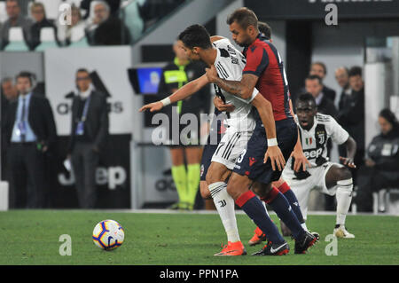 Turin, Italien. 26. September 2018. Cristiano Ronaldo von Juventus Turin FC und Danilo Larangeira (FC Bologna) während der Serie ein Fußballspiel zwischen Juventus FC und FC Bologna bei der Allianz Stadion am 26. September 2018 in Turin, Italien. Quelle: FABIO UDINE/Alamy leben Nachrichten Stockfoto