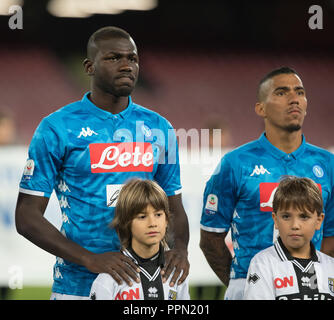 Neapel, Kampanien, Italien. 26 Sep, 2018. K. Koulibaly und Allan des SSC Napoli gesehen, bevor die Serie ein Fußballspiel zwischen SSC Napoli und Parma Calcio San Paolo Stadions. Credit: Ernesto Vicinanza/SOPA Images/ZUMA Draht/Alamy leben Nachrichten Stockfoto