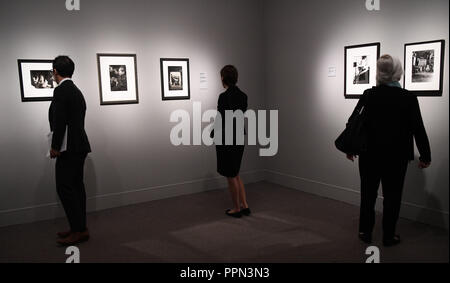 (180926) - WASHINGTON, Sept. 26, 2018 (Xinhua) - Besucher anzeigen Foto arbeitet während der Ausstellung "Japan Modern: Fotografien aus dem Gloria Katz, Willard Huyck Collection' an der freieren Galerie der Kunst und der Arthur M. Sackler Gallery in Washington, DC, USA, Sept. 26, 2018. Die Feier der Freieren | Sackler's jüngste Übernahme eines großen japanischen Fotografie Sammlung, diese Ausstellung bietet eine Auswahl der Werke von Fotografen des zwanzigsten Jahrhunderts. Die Bilder Reiseziele highlight sowohl in ländlichen als auch städtischen, im Stile von starken sozialen Dokumentarfilm zu intensiv Person Stockfoto