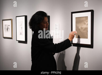 (180926) - WASHINGTON, Sept. 26, 2018 (Xinhua) - Carol Huh, Freer Sackler's associate Kurator für zeitgenössische asiatische Kunst, stellt Foto arbeitet während der Ausstellung "Japan Modern: Fotografien aus dem Gloria Katz, Willard Huyck Collection' an der freieren Galerie der Kunst und der Arthur M. Sackler Gallery in Washington, DC, USA, Sept. 26, 2018. Die Feier der Freieren | Sackler's jüngste Übernahme eines großen japanischen Fotografie Sammlung, diese Ausstellung bietet eine Auswahl der Werke von Fotografen des zwanzigsten Jahrhunderts. Die Bilder Reiseziele highlight sowohl in ländlichen als auch städtischen, ich Stockfoto