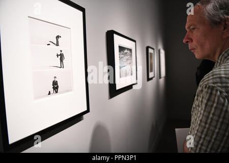 (180926) - WASHINGTON, Sept. 26, 2018 (Xinhua) - ein Besucher Foto arbeitet während der Ausstellung "Japan Modern: Fotografien aus dem Gloria Katz, Willard Huyck Collection' an der freieren Galerie der Kunst und der Arthur M. Sackler Gallery in Washington, DC, USA, Sept. 26, 2018. Die Feier der Freieren | Sackler's jüngste Übernahme eines großen japanischen Fotografie Sammlung, diese Ausstellung bietet eine Auswahl der Werke von Fotografen des zwanzigsten Jahrhunderts. Die Bilder Reiseziele highlight sowohl in ländlichen als auch städtischen, im Stile von starken sozialen Dokumentarfilm zu intensiv Pers Stockfoto