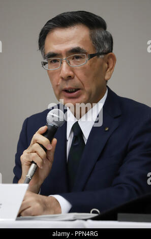 Tokio, Japan. 26 Sep, 2019. Japanische Automobilhersteller Suzuki Motor Präsident Toshihiro Suzuki kündigt Daten des Unternehmens - bis auf den Kraftstoffverbrauch und die Emissionen durch Überprüfung des Unternehmens während einer Pressekonferenz in Tokio am Mittwoch, 26. September 2018. Credit: Yoshio Tsunoda/LBA/Alamy leben Nachrichten Stockfoto