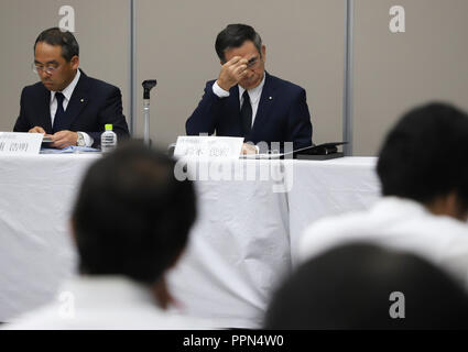 Tokio, Japan. 26 Sep, 2019. Japanische Automobilhersteller Suzuki Motor Präsident Toshihiro Suzuki kündigt Daten des Unternehmens - bis auf den Kraftstoffverbrauch und die Emissionen durch Überprüfung des Unternehmens während einer Pressekonferenz in Tokio am Mittwoch, 26. September 2018. Credit: Yoshio Tsunoda/LBA/Alamy leben Nachrichten Stockfoto