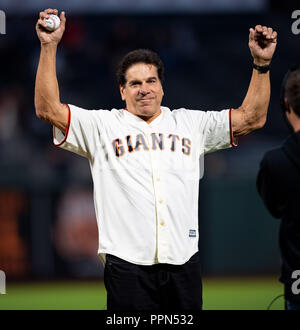 San Francisco, Kalifornien, USA. 26 Sep, 2018. Lou Ferigno wird fertig, den ersten Pitch zu werfen, bevor ein MLB-Spiel zwischen den San Diego Padres und die San Francisco Giants bei AT&T Park in San Francisco, Kalifornien. Valerie Shoaps/CSM/Alamy leben Nachrichten Stockfoto