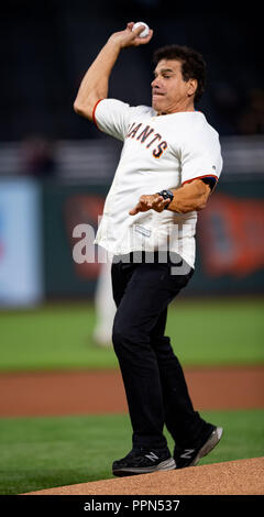 San Francisco, Kalifornien, USA. 26 Sep, 2018. Lou Ferigno wirft den ersten Pitch, bevor ein MLB-Spiel zwischen den San Diego Padres und die San Francisco Giants bei AT&T Park in San Francisco, Kalifornien. Valerie Shoaps/CSM/Alamy leben Nachrichten Stockfoto