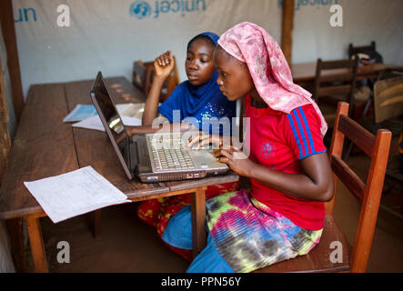 27. April 2018, Zentralafrikanische Republik, Bangassou: Vertriebene muslimische Kinder lernen im Computer Lab von Djamaladine Mahamat Salet in der Siedlung geöffnet für Intern Vertriebene, bekannt als Petit Séminaire Saint Louis, auf dem Gelände der Bangassou Katholische Mission, Bangassou, Zentralafrikanische Republik, 28. April 2018. Salet, der auch verschoben wird, lehrt Vier zweistündige Sitzungen pro Tag, Montag bis Freitag mit 10 Schülern pro Klasse. Der Preis für den Kurs beträgt 10.000 CFA (ca. USD 19 $) für einen 3-monatigen Kurs. Foto: Baxter / wird Baxter/dpa Stockfoto